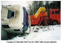Kuvassa Javanainen nostaa autoa (koko 11 kt)