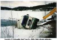 Kuvassa Javanainen nostaa autoa, toinen kuva (koko 11 kt)