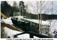 Kuvassa Javanainen nostaa autoa, kolmas kuva (koko 13 kt)